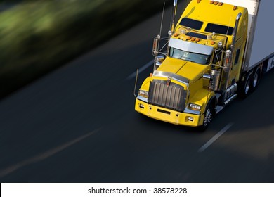 Schnellgelber Sattelwagen auf der Autobahn