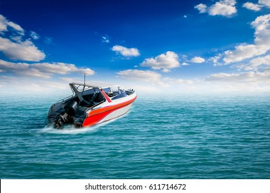Speedboat is traveling in the middle of the sea on a beautiful day with beautifully clear skies.