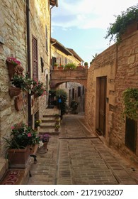 SPELLO, ITALY - JUNE 25, 2022: Scenic Sight In Spello, Flowery And Picturesque Village In Umbria, Province Of Perugia At The End Of The Summer Day, Italy.