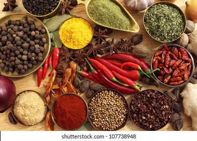 Gewürze und Kräuter in Metallschalen. Essen und Essen. Farbige natürliche Additive.