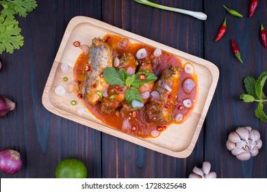 Salade de sardine épicée en conserve dans la sauce tometo ; Vue supérieure