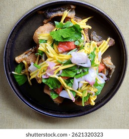 Spicy crispy gourami fish and mango salad with Sweet Fish Sauce