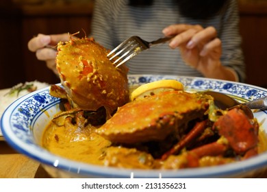 Spicy And Delicious Sri Lanka Curry Crab In A Traditional Clay Bowl. Selective Focus Image.