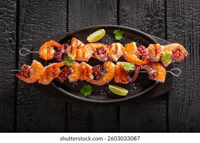 Pincho picante a la parrilla con pulpo y salmón. Shashlik a la parrilla de verano con pescado.