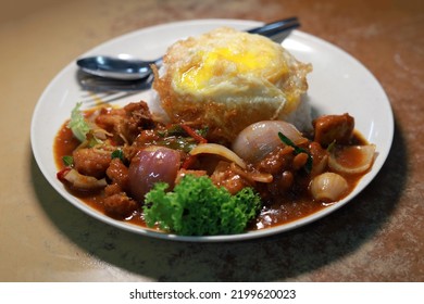 Spicy Kam Heong Sauce Chicken Rice With Fried Egg. Kam Heong Is The Spice Blend Includes Dried Shrimps, Curry Powder, Shallots And Garlic. Chinese Food.