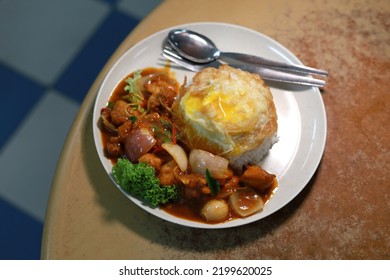 Spicy Kam Heong Sauce Chicken Rice With Fried Egg. Kam Heong Is The Spice Blend Includes Dried Shrimps, Curry Powder, Shallots And Garlic. Chinese Food.