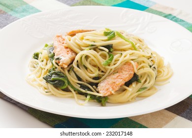 Spinach and salmon cream pasta