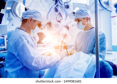 Rückenchirurgie. Gruppe von Chirurgen im Operationssaal mit chirurgischer Ausrüstung. Laminektomie. Moderner medizinischer Hintergrund