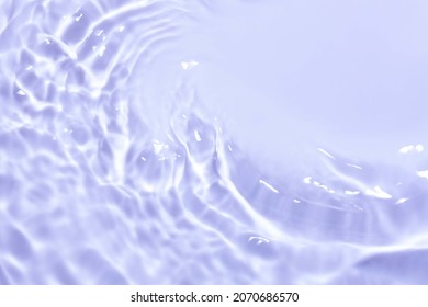 Splash humeante cosmético agua micelar toner o emulsión lavanda color púrpura fondo abstracto