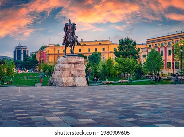 Herrlicher Frühlingsblick auf das Skanderbeg-Denkmal am Scanderbeg-Platz. Malerischer Sonnenuntergang in der Hauptstadt Albaniens - Tirana. Reisekonzept, Hintergrund.