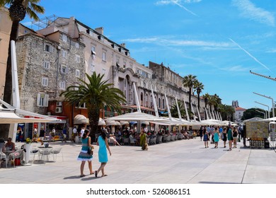 SPLIT, CROATIA - CIRCA JUNE 2015: Unidentified People Walk Along The Riva Promenade Outside The Old Town Of Split