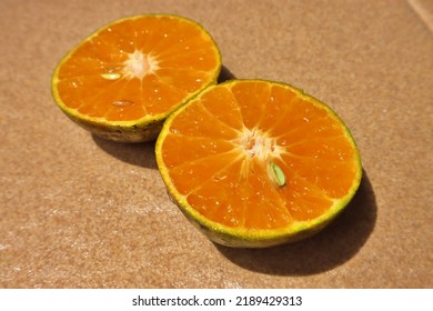 split the oranges to make a drink