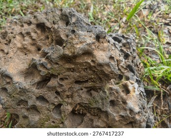 split stone is a hollow type of stone that is easily broken