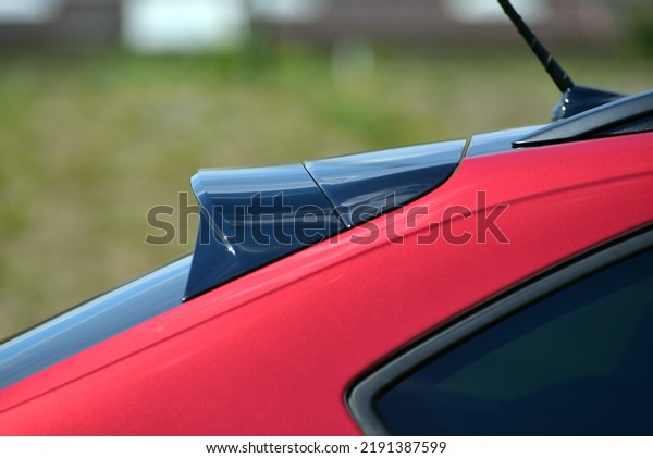 Spoiler at the\
end of the roof of a passenger\
car