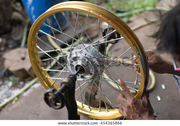 adjusting bicycle spokes