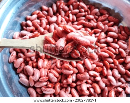 a spoonfull of red kidney bean (phaseolus vulgaris l) ready to cook