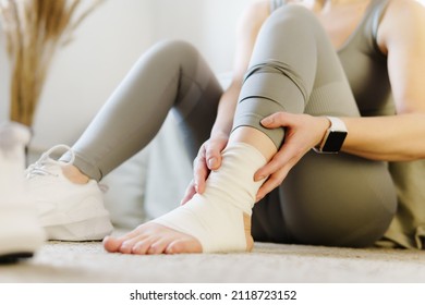 Dolor en la pierna por lesión deportiva - mujer con dolor en el músculo del tobillo rociado. Atleta femenina con dolor articular o muscular y problemas de sensación.