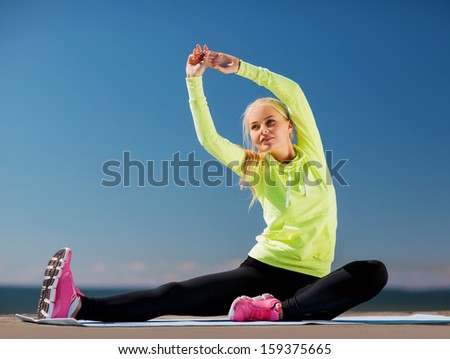 Similar – Foto Bild Fitness-Läuferin, die die Arme im Stadion ausstreckt. Gesundes Leben