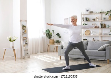 Deporte En Jubilación. Mujer Senior Activa Haciendo Pilates Entrenamiento En Casa, Entrenamiento En Sala De Estar Durante Cuarentena