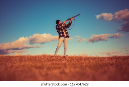 Sporting Clay And Skeet Shooting. Hunter With Shotgun Gun On Hunt. Autunm Hunting. Hunting In USA. Hunter Aiming Rifle In Forest. Process Of Duck Hunting