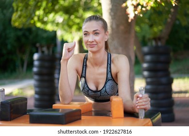 Femme Bras De Fer Images Photos Et Images Vectorielles De Stock Shutterstock