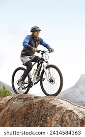 Deportes, atletas y un hombre en bicicleta en la montaña para ciclismo, entrenamiento y viajes en la naturaleza. Idea, salud y un ciclista masculino en una colina con una bicicleta para montar, hacer ejercicio y hacer ejercicio al aire libre