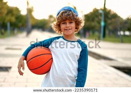 Similar – Junger Basketballspieler auf dem Platz stehend