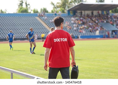 Sports Doctor, During The Match, The Players Treat Injuries