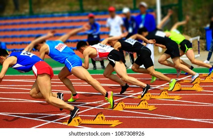 The sports meeting, the athletes began to sprint race