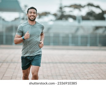 Deportes, retratos y atletas hombres corriendo con audífonos para música, radio o podcast por motivación. Fitness, ejercicio y corredor de hombres en rutina de entrenamiento cardiovascular al aire libre para entrenamiento de carreras o maratones.
