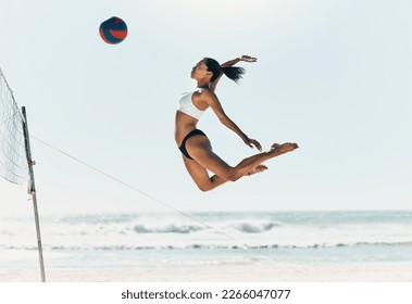 Deportiva mujer salta en voleibol playa verano juego de competición al aire libre en océano o arena marina jugando para ganar. Sano, apto para el deporte y entrenamiento de muchacha o joven atleta lista para el éxito de la bola sobre la red en el partido