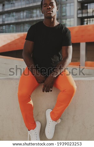 Sportswear black t-shirt with orange pants cool men's fashion