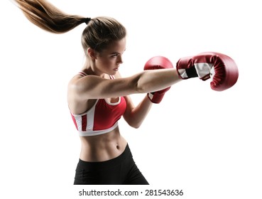 Спортивная девушка делает боксерские упражнения, делает прямой удар. Фотография молодой девушки, изолированной на белом фоне. Сила и мотивация.