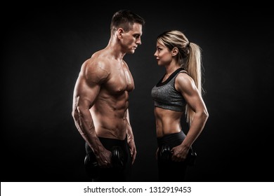 Sportliches junges Paar mit Hantel auf schwarzem Hintergrund
