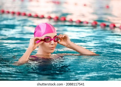 Sporty young woman swimming in pool