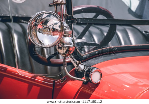Spot light on old classical\
car