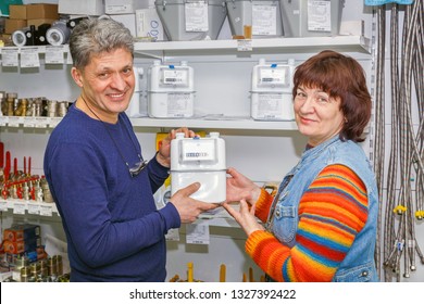 Spouses Buy A Gas Meter In A Specialty Store.