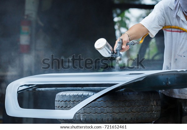 Spray\
paint car mechanic,Car sprayer,paint repair\
work.