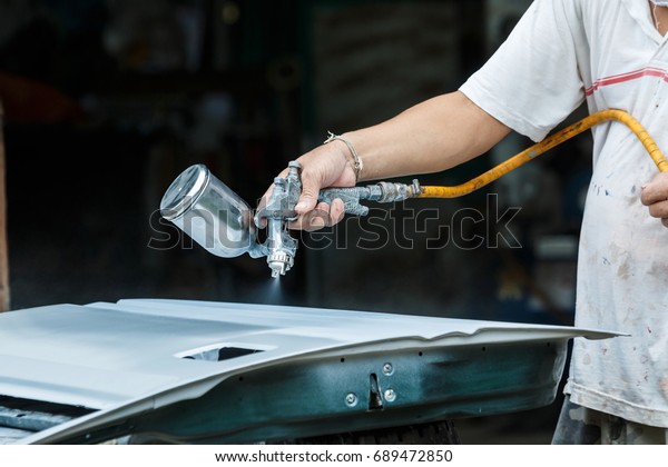 The spray painting cars after accidents,Car\
body work auto repair.\
