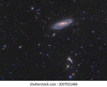 Die Spiralgalaxie Messier 106 in den Sternbildern Canes Venatici