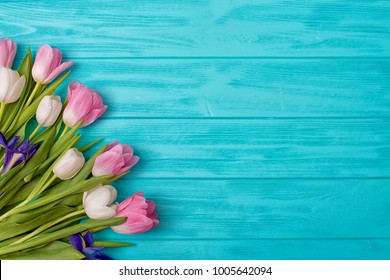 Frühlingshintergrund!Ein Tulpenstrauch auf Holzhintergrund.Feiertagskarte zum Valentinstag, Frauentag, Muttertag, Ostern!
