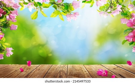 Frühlingsblumen, Hintergrund, rosafarbene Apfelblüten auf Holztisch