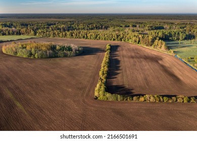 Frühlingsvormittagslandschaft auf dem Lande im Norden Lettlands.