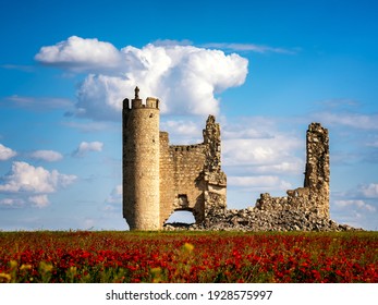 Hora de primavera en el Castillo de Caudilla con flores de amapola