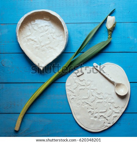Spring time table decoration with tulip flowers and turquoise plates.