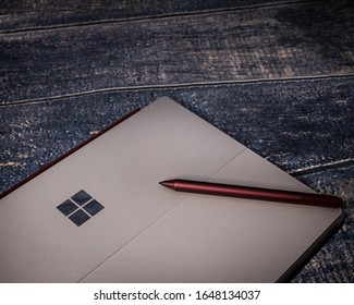 Springfield, IL / USA - February 2020: Microsoft Surface Pro 6 Two In One Laptop Tablet Combo. Shown Closed With The Corresponding Tablet Pen In Maroon Resting On Top Of The Machine. 