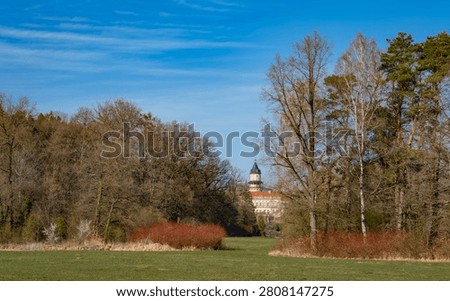In the spring-like landscape park a visual axis opens up toward the south facade of the former Wiesenburg castle, located along the 