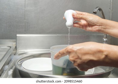 Sprinkle Salt In Water Mixed With Dishwashing Liquid Before Washing Can Remove The Oily Stain On The Dish, Kitchen  Tips