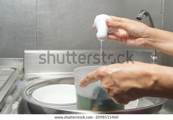 sprinkle
salt in water mixed with dishwashing liquid before washing can
remove the oily stain on the dish, kitchen 
tips