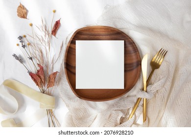 Square card 5x5 on wooden plate 